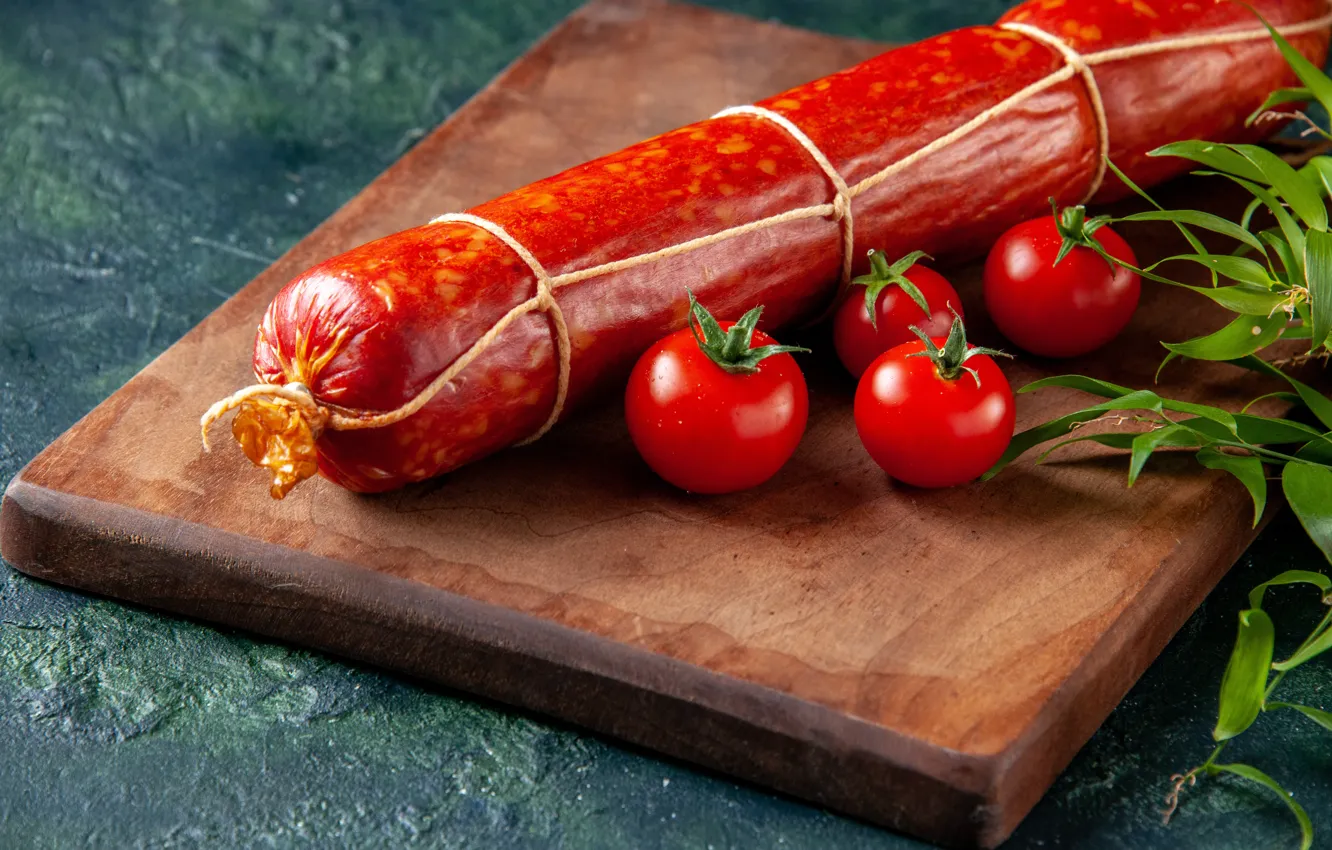 Фото обои зелень, мясо, красные, помидоры, томаты, колбаса, черри, разделочная доска