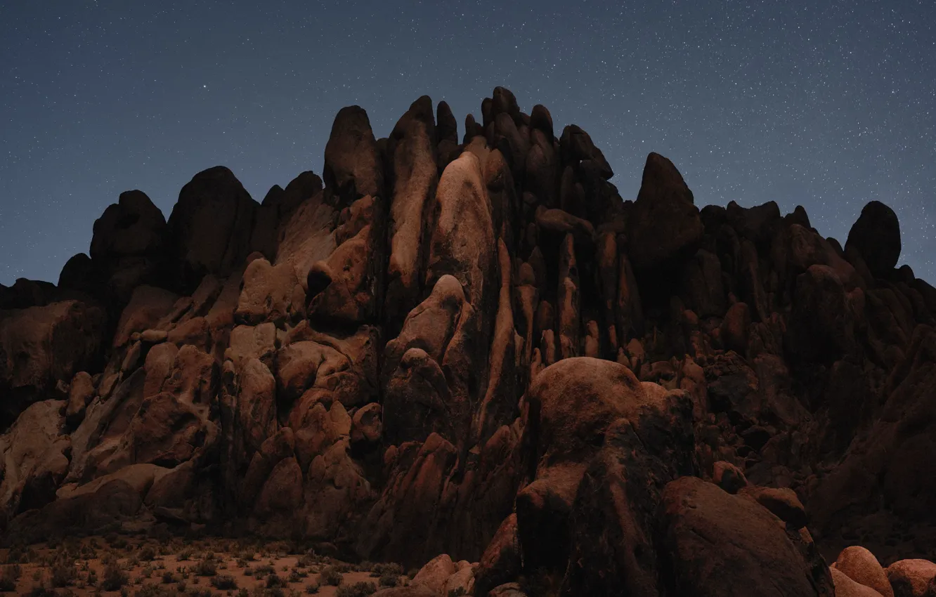 Фото обои небо, звезды, ночь, скала, камни, пустыня, гора