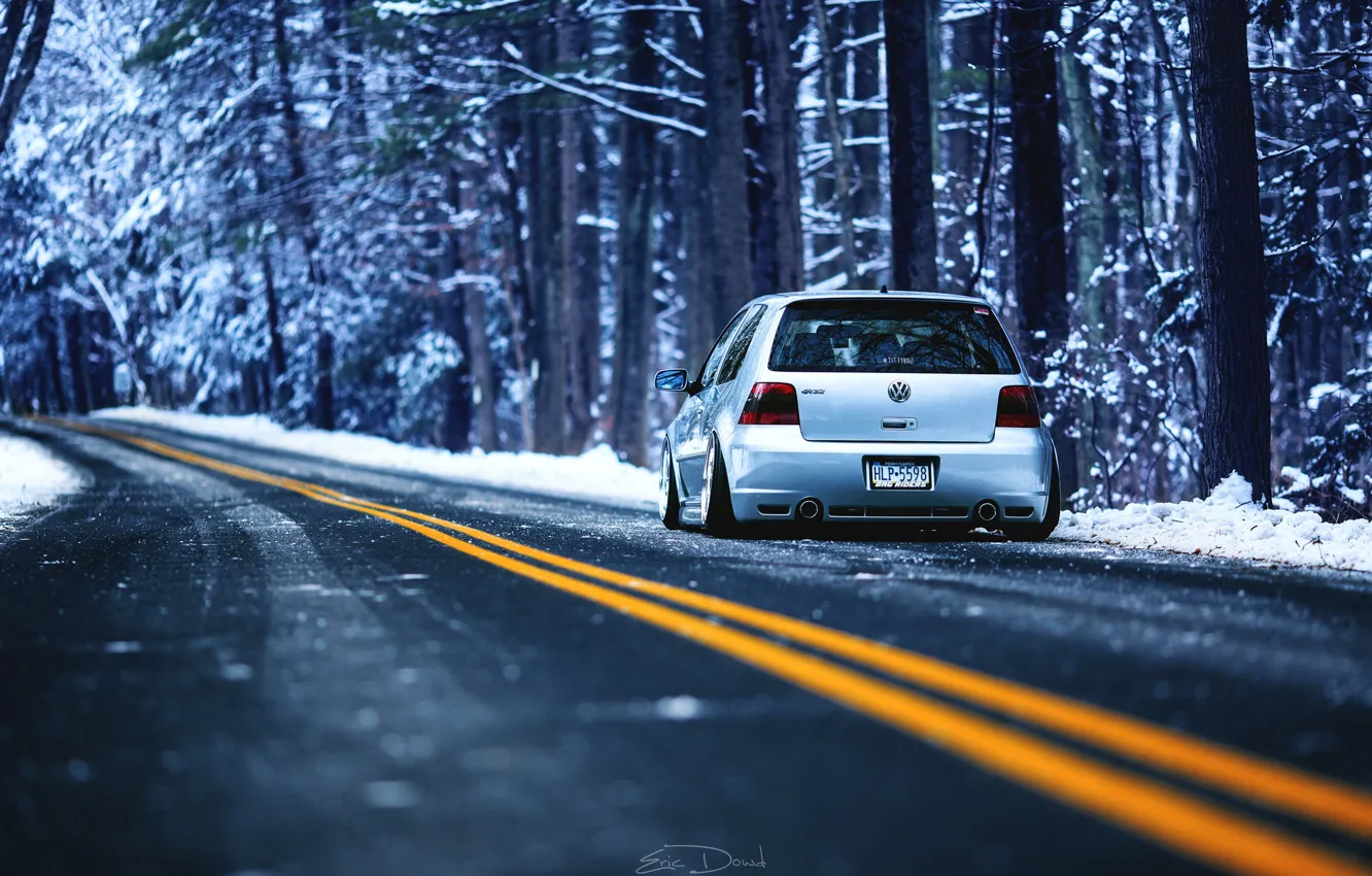 Фото обои зима, дорога, лес, разметка, Volkswagen, R32, MK4