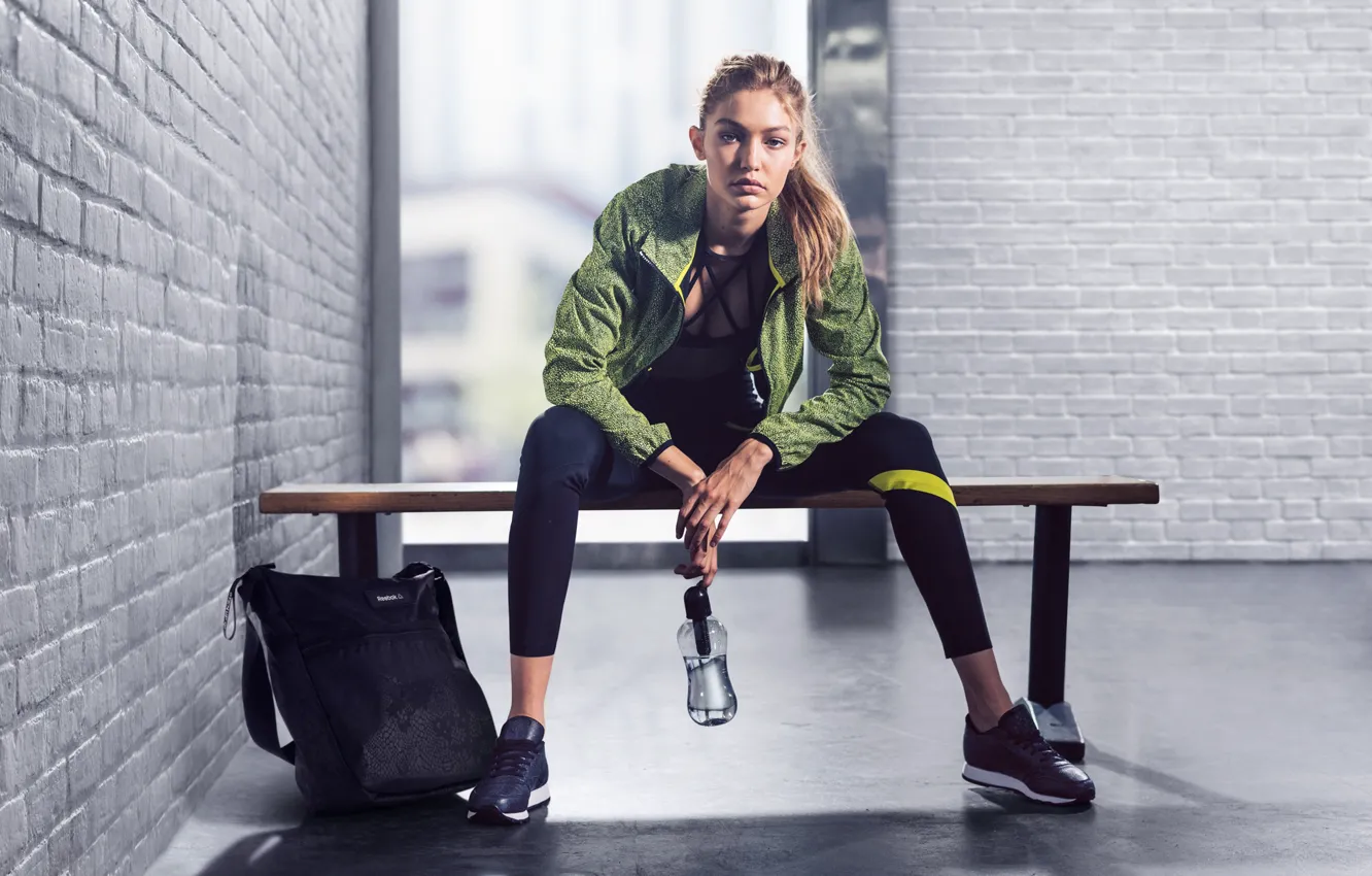 Фото обои взгляд, вода, девушка, форма, сумка, кофта, Reebok, Gigi Hadid