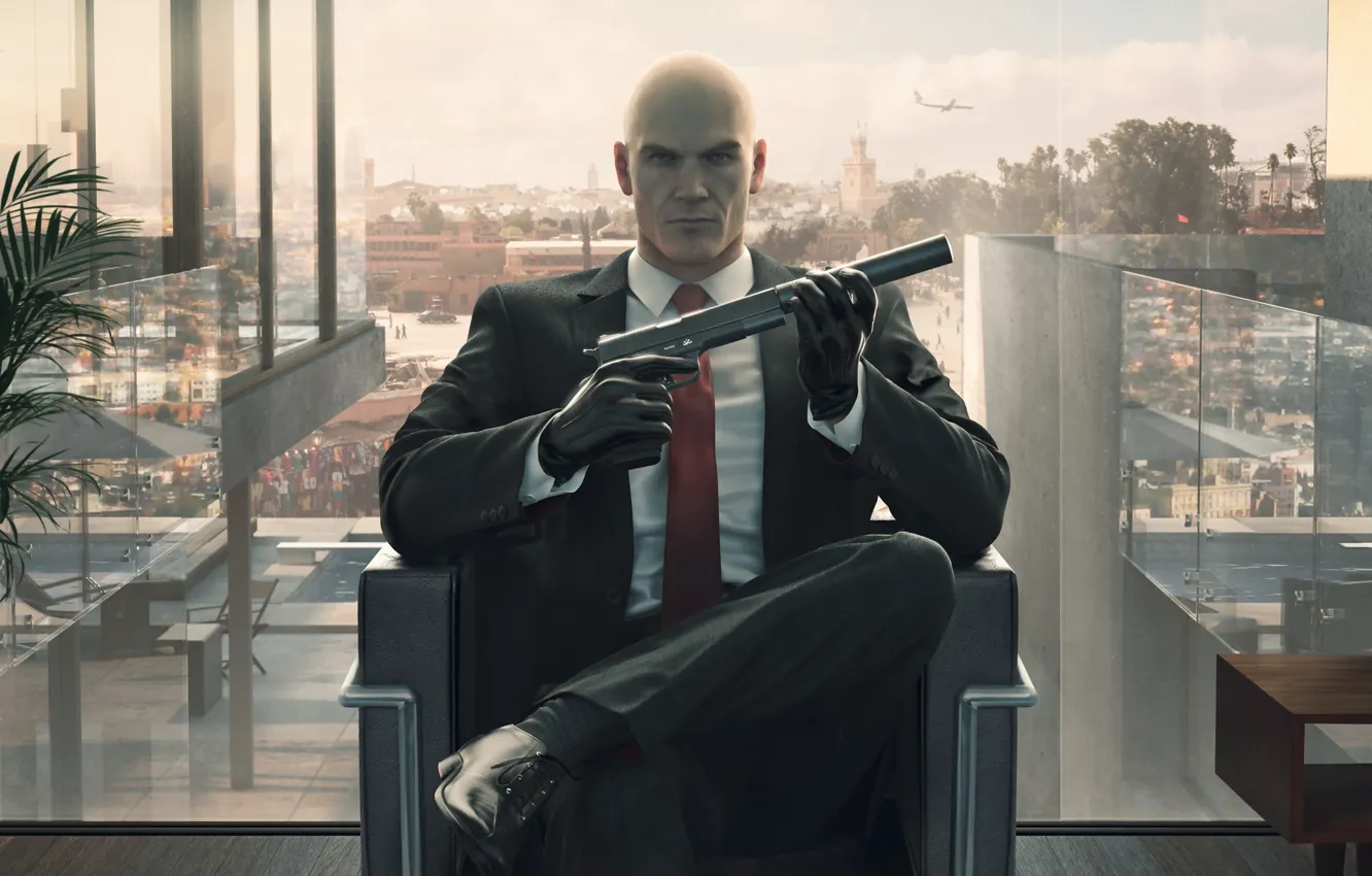 Фото обои взгляд, пистолет, кресло, окно, лысый, галстук, Hitman, агент