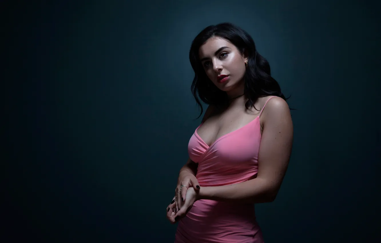 Фото обои автор песен, британская певица, синти-поп, Charli XCX, Charlotte Emma Aitchison, Шарлотта Эмма Эйтчисон, iHeartRadio
