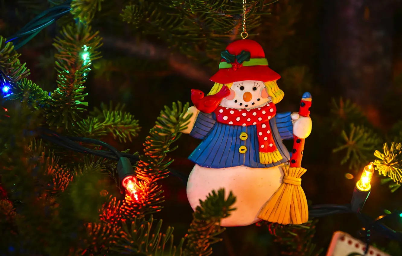 Фото обои праздник, игрушка, Рождество, Новый год, снеговик, ёлка, хвоя, новогодние украшения