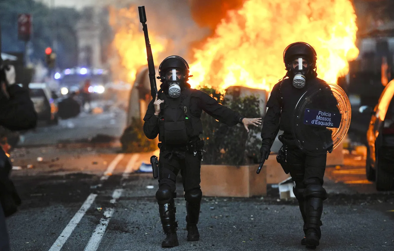 Фото обои оружие, улица, полиция, хаос, обмундирование, беспорядки