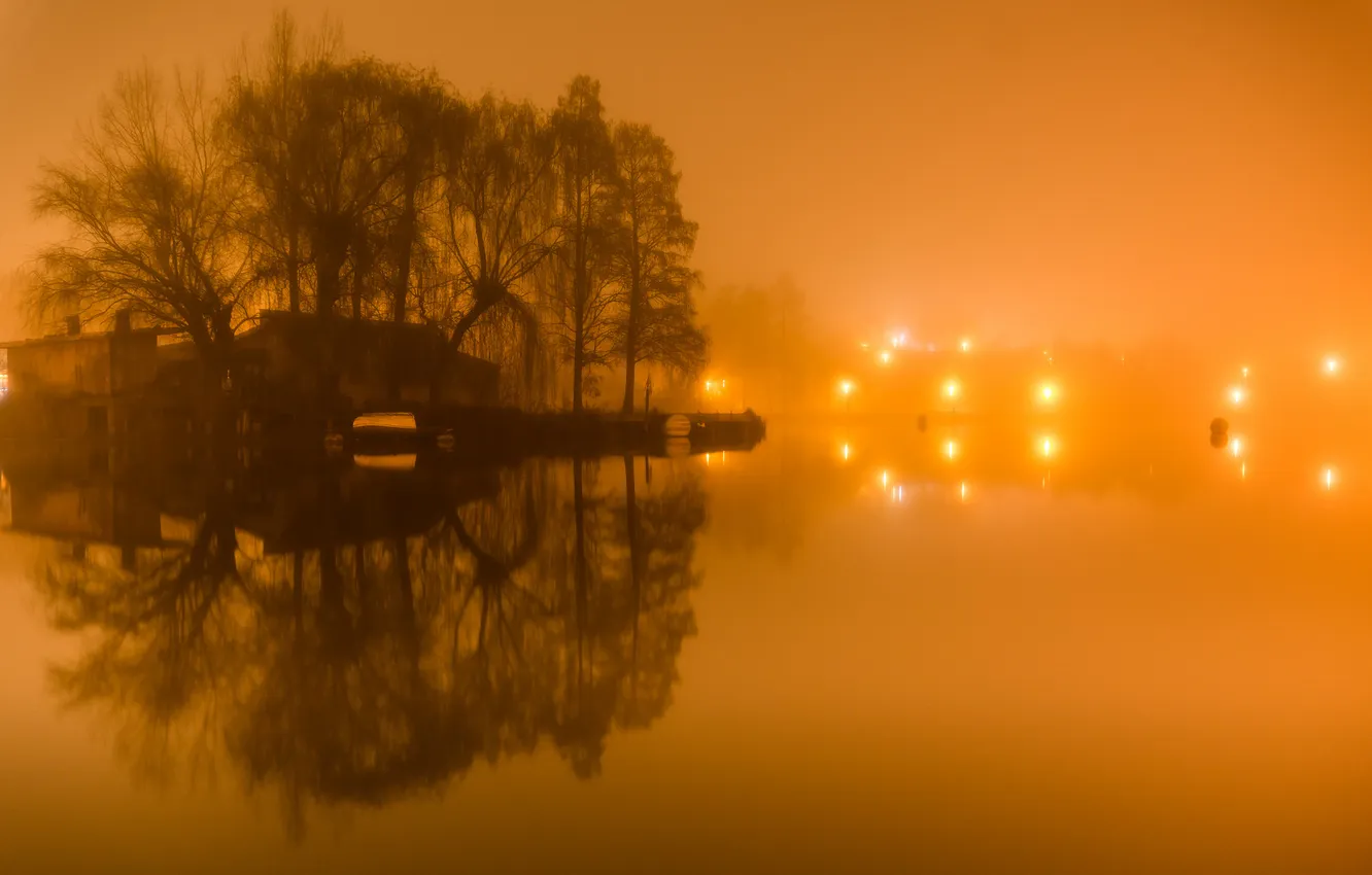 Фото обои свет, ночь, огни, туман, озеро, дом, остров