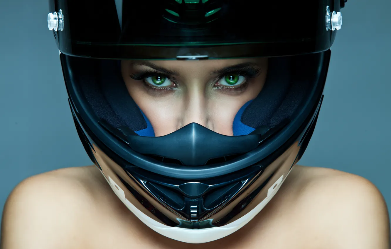 Фото обои взгляд, девушка, лицо, ресницы, фон, шлем, плечи, зеленые глаза