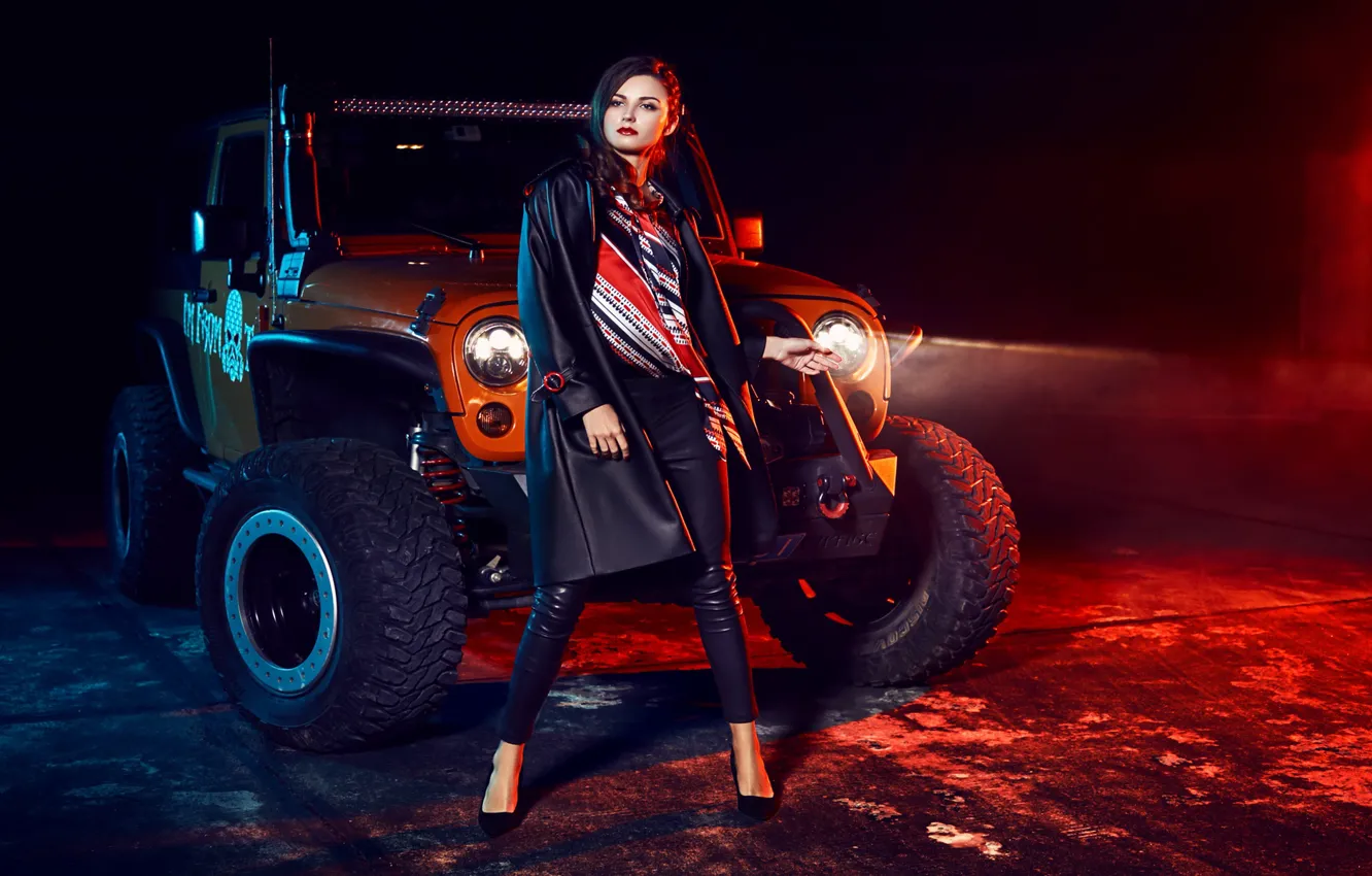 Фото обои авто, взгляд, ночь, фары, Девушки, красивая девушка, Jeep