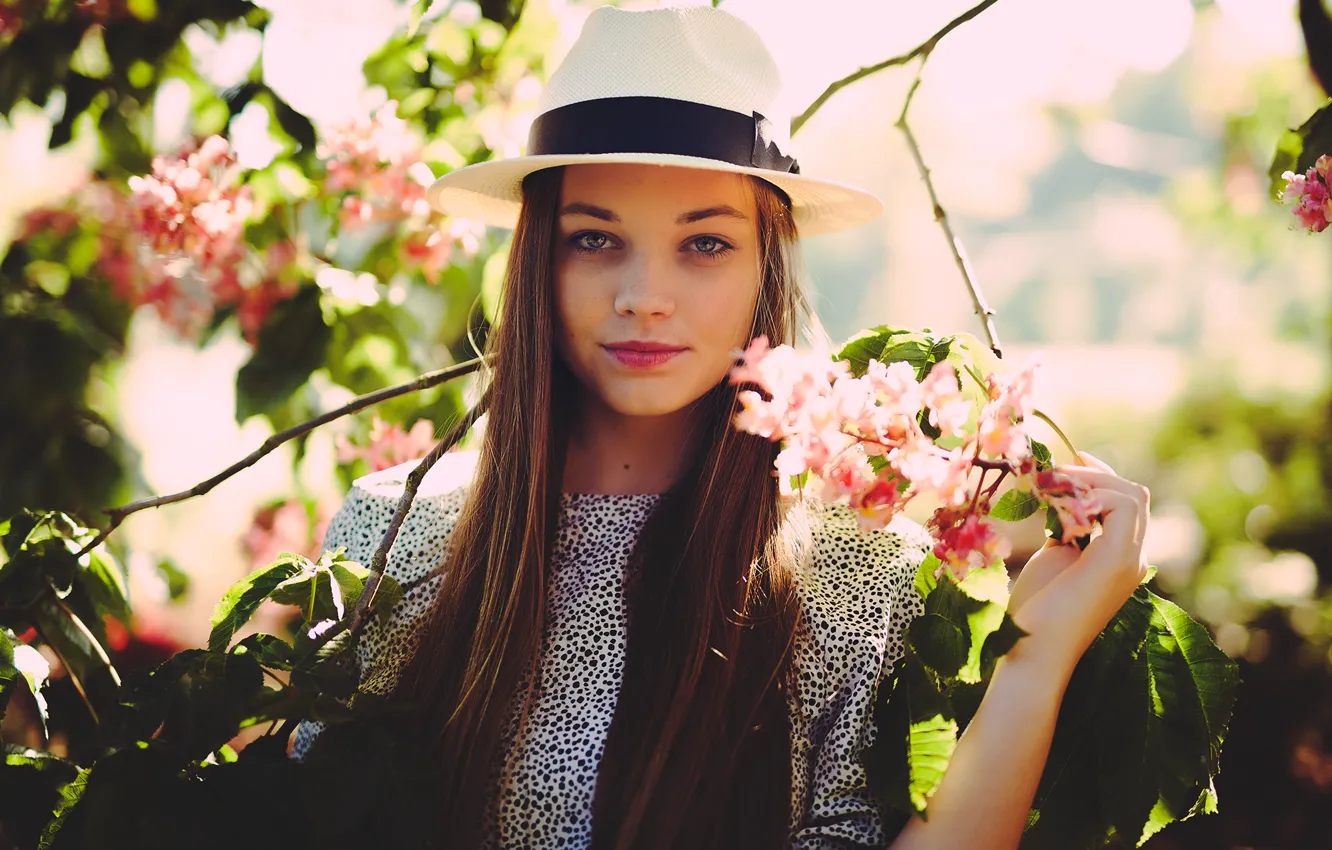 Фото обои девушка, цветы, ветки, природа, шляпа, брюнетка