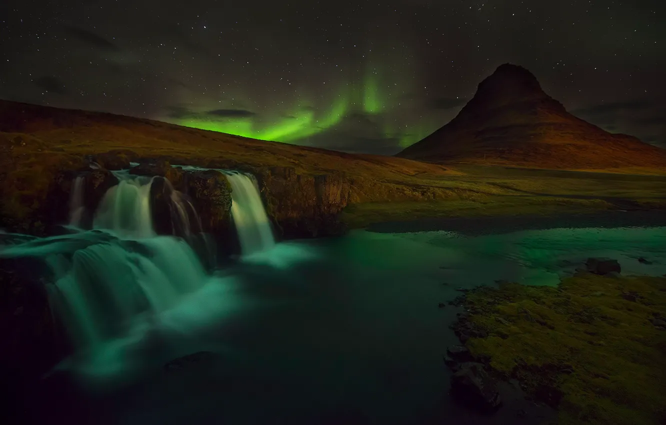 Фото обои снег, ночь, скалы, гора, водопад, северное сияние, вулкан, Исландия
