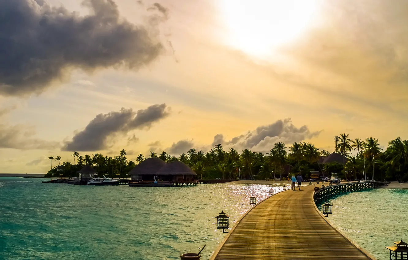Фото обои море, тропики, пальмы, берег, лодки, причал, Мальдивы, бунгало