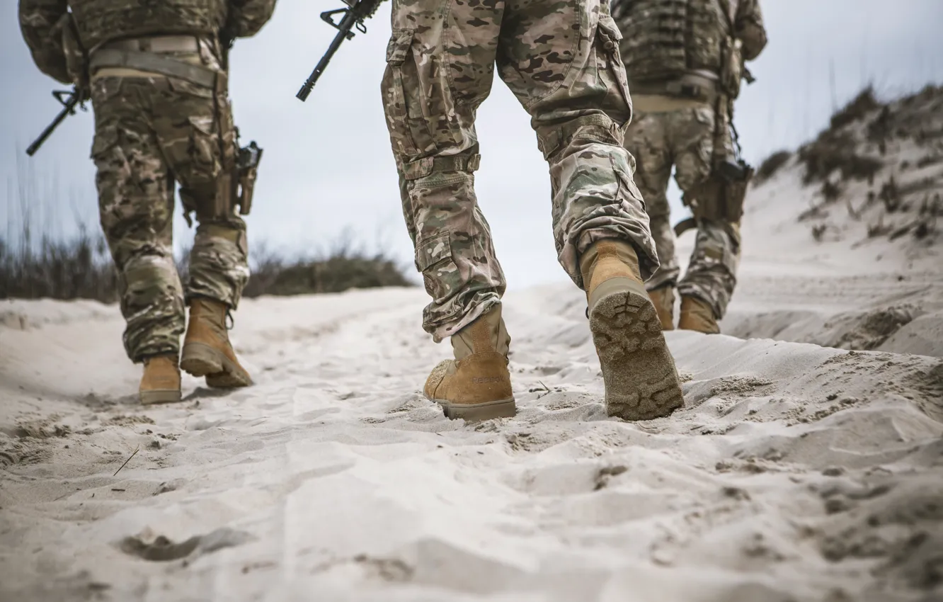 Фото обои guns, soldiers, sand, camouflage, military clothing