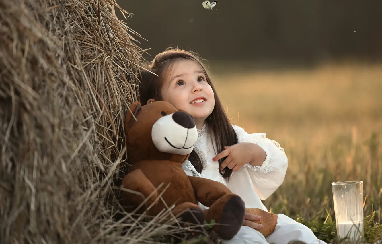 Фото обои бабочка, удивление, butterfly, на природе, боке, bokeh, teddy bear, little girl