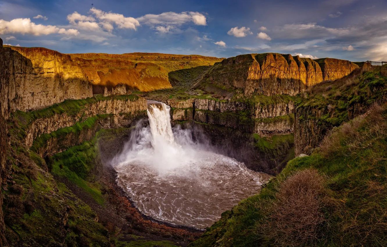 Фото обои трава, облака, свет, горы, скалы, водопад