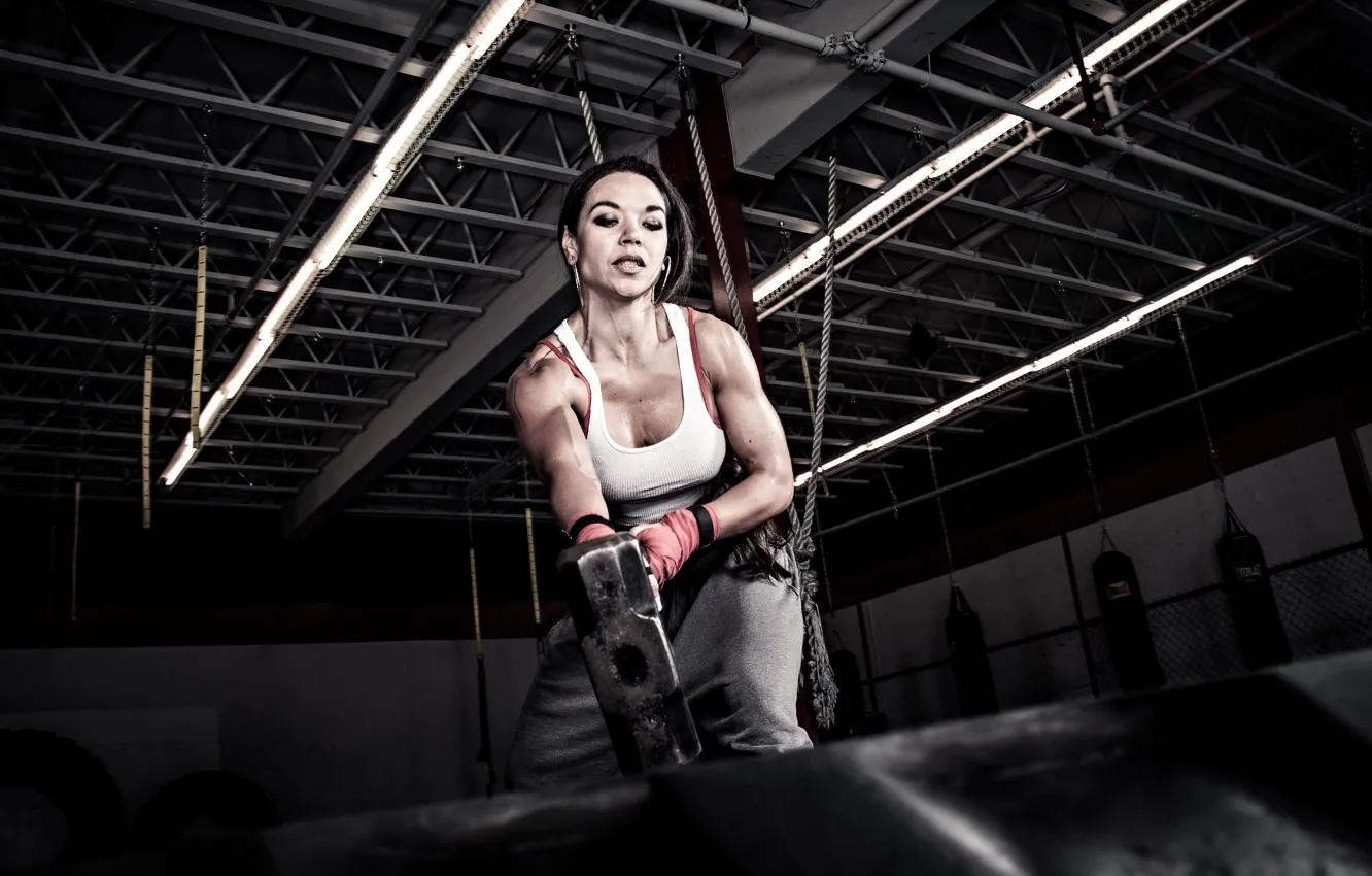 Фото обои woman, hammer, tire, rubber, crossfit