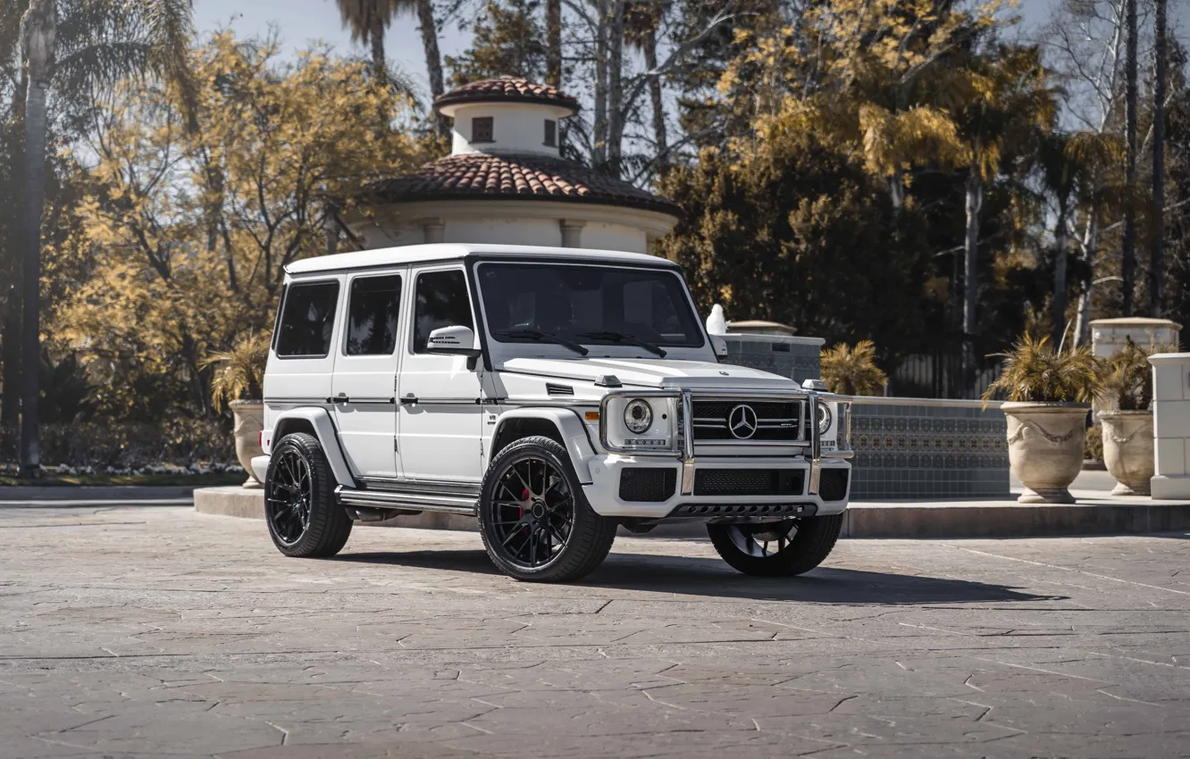 White g. Benz g63 AMG.. Mercedes g AMG.