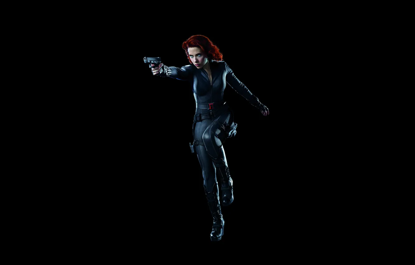 Фото обои поза, пистолет, Scarlett Johansson, костюм, Скарлетт Йоханссон, красотка, черный фон, комикс