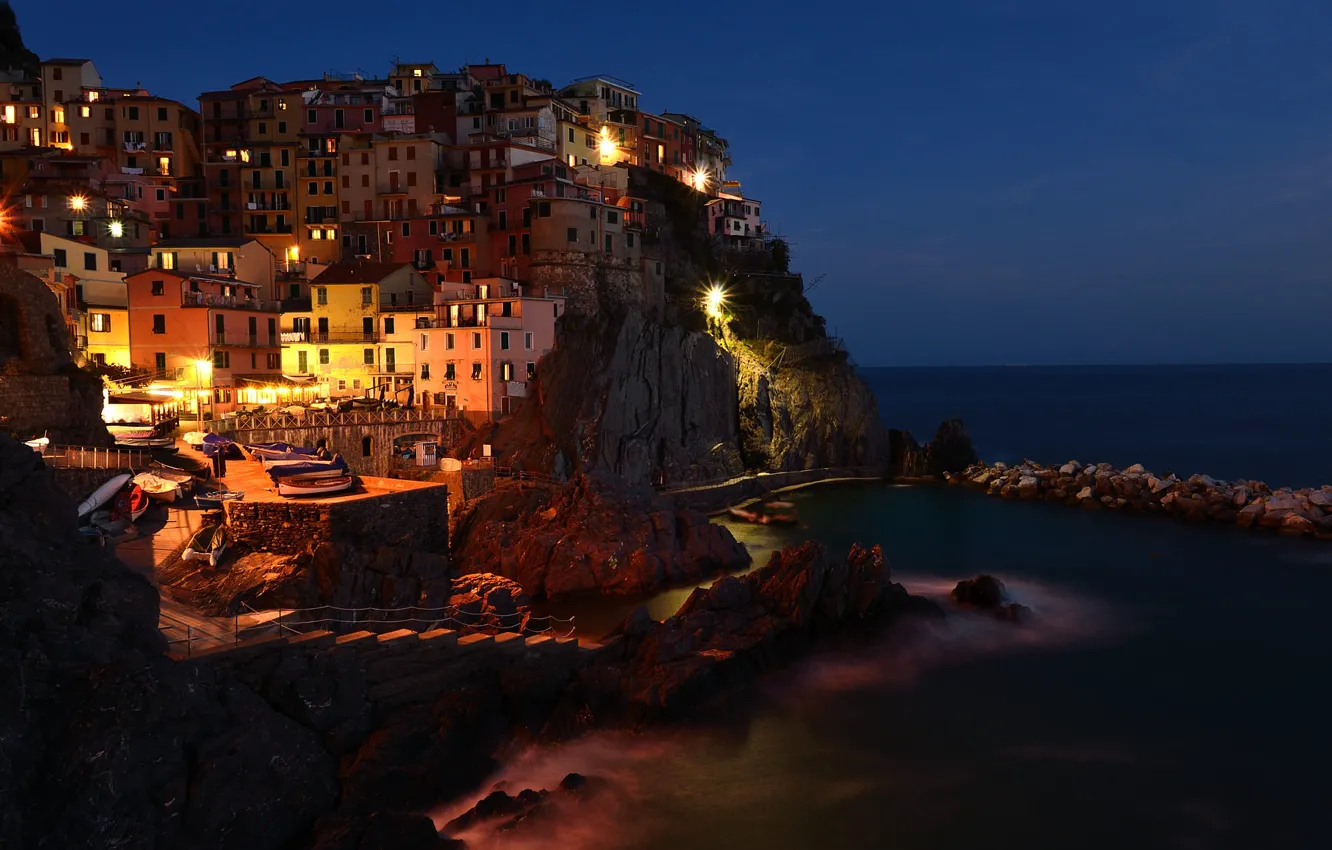 Фото обои море, ночь, город, огни, камни, берег, побережье, здания