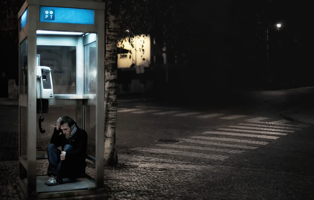 Фото обои ночь, город, телефонная будка, беда