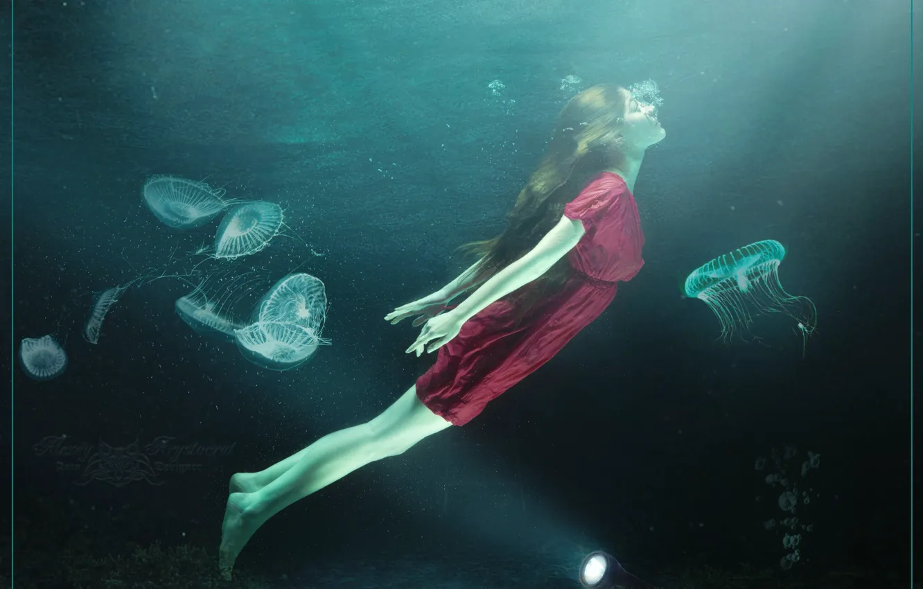Фото обои море, девушка, свет, медуза, фонарик, фонарь, в воде, водоём