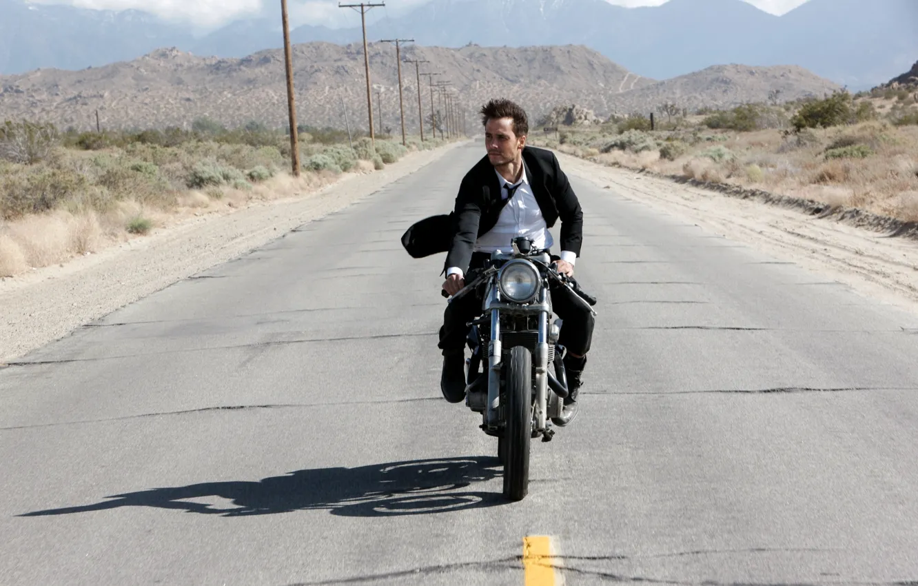 Фото обои дорога, костюм, мотоцикл, актер, мужчина, парень, езда, Тейлор Китч