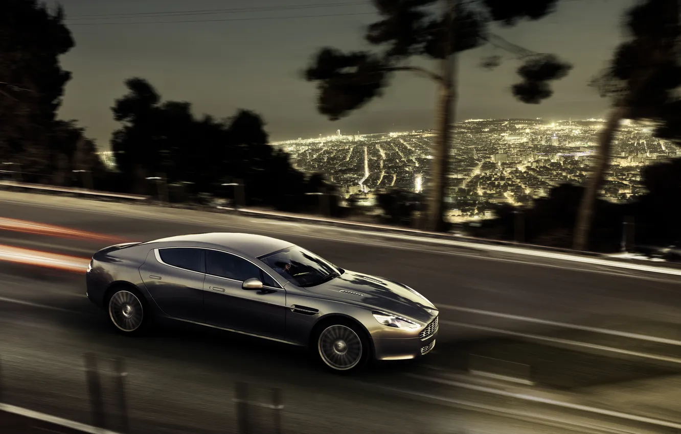 Фото обои Aston Martin, Rapide, суперкар, динамика, четырехдверный, огни большого города
