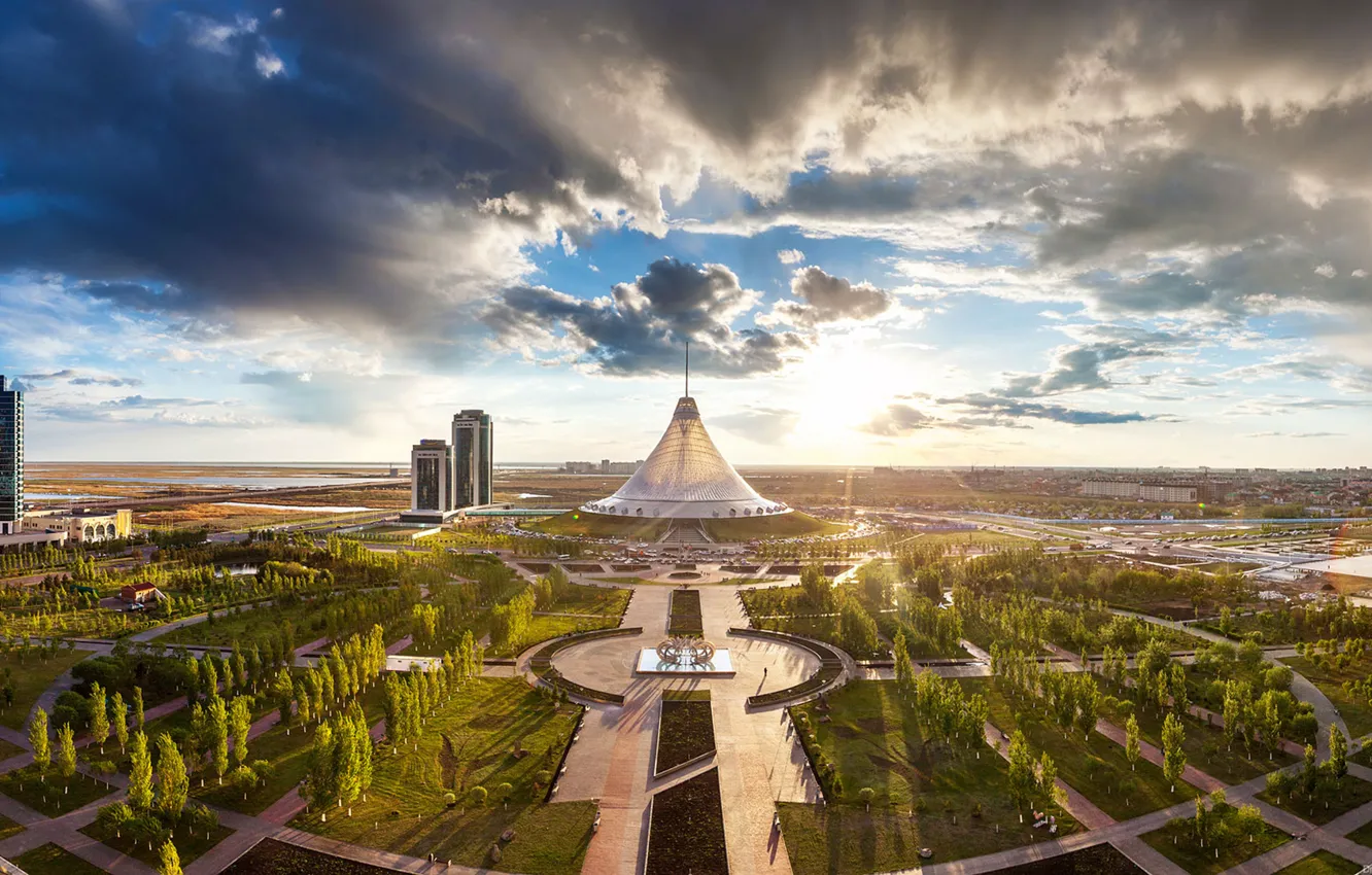 Фото обои небо, облака, деревья, парк, дома, небоскрёб, астана, казахстан