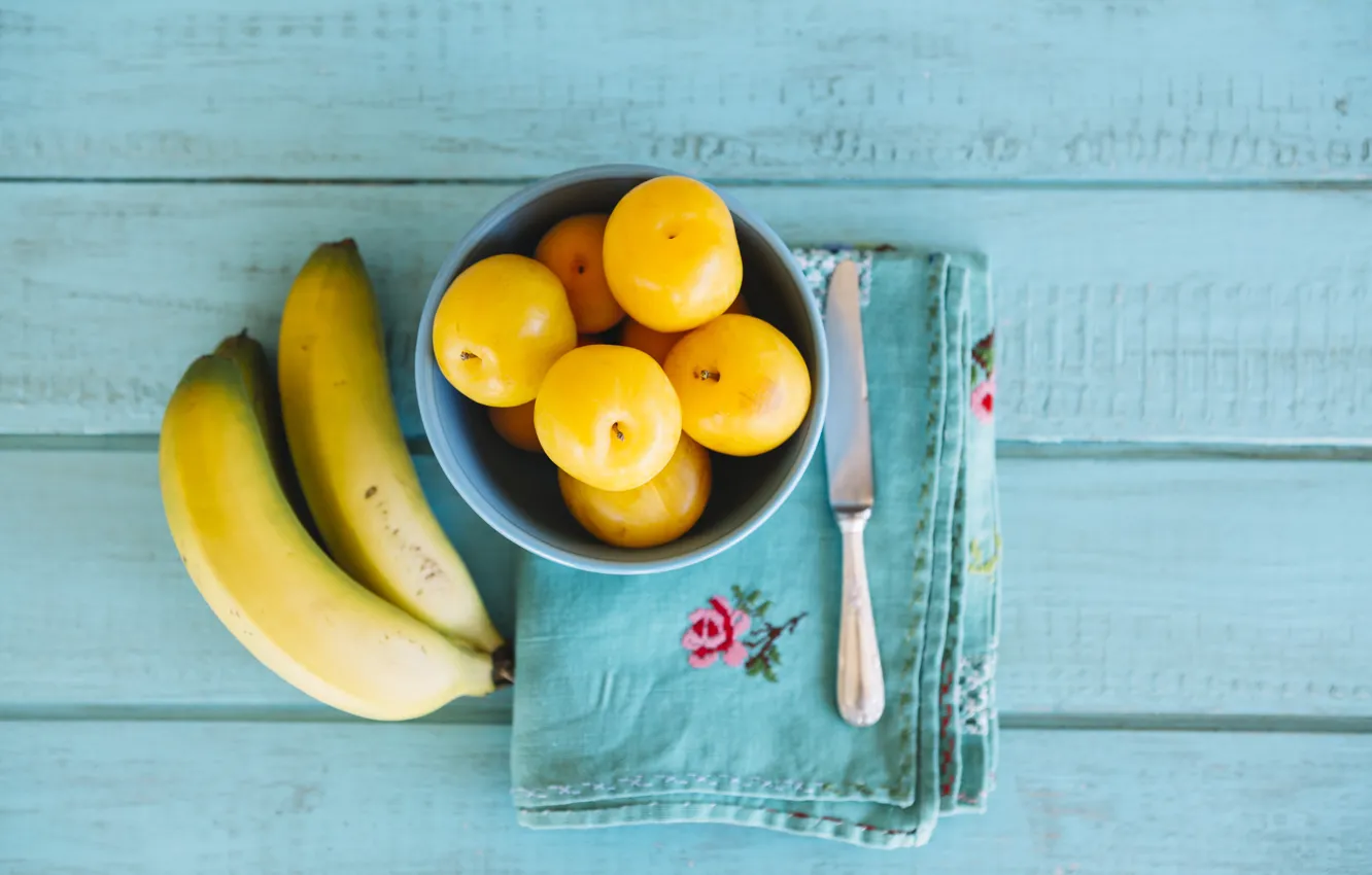 Фото обои тарелка, бананы, сливы, wood, голубой фон, фруктф