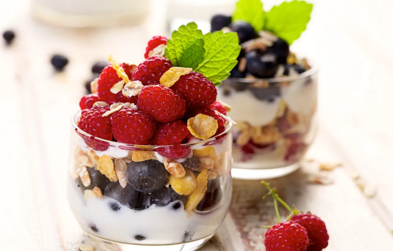 Фото обои ягоды, малина, черника, стаканы, wood, йогурт, гранола