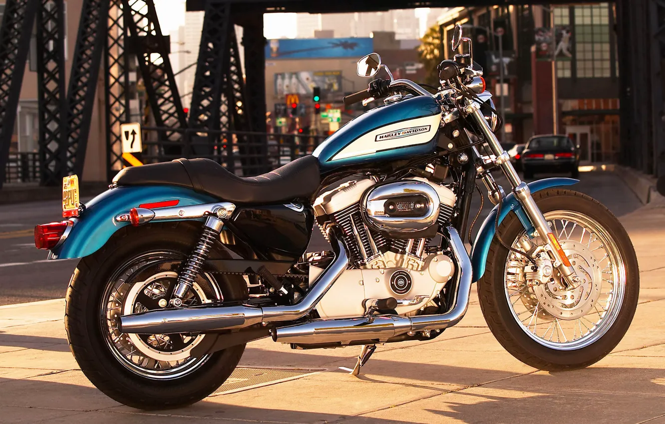 Фото обои дорога, город, мотоцикл, Harley-Davidson