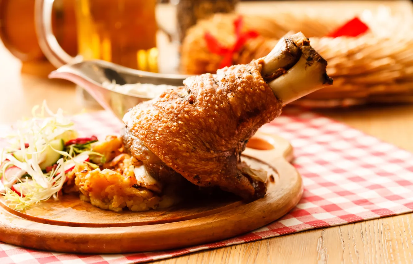 Фото обои christmas, wood, food, man, beer, meat, vegetables, salad