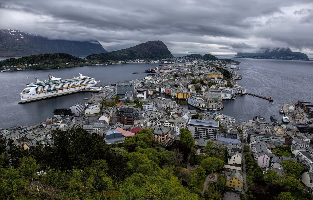Фото обои здания, дома, Норвегия, панорама, лайнер, Norway, круиз, Олесунн