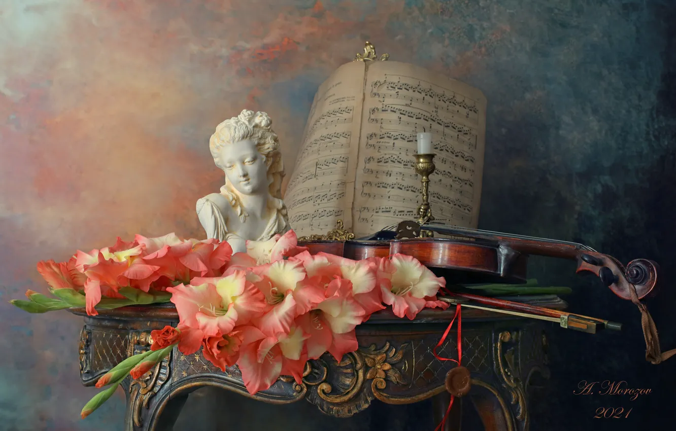 Фото обои цветы, стиль, ноты, фон, скрипка, статуэтка, натюрморт, подсвечник