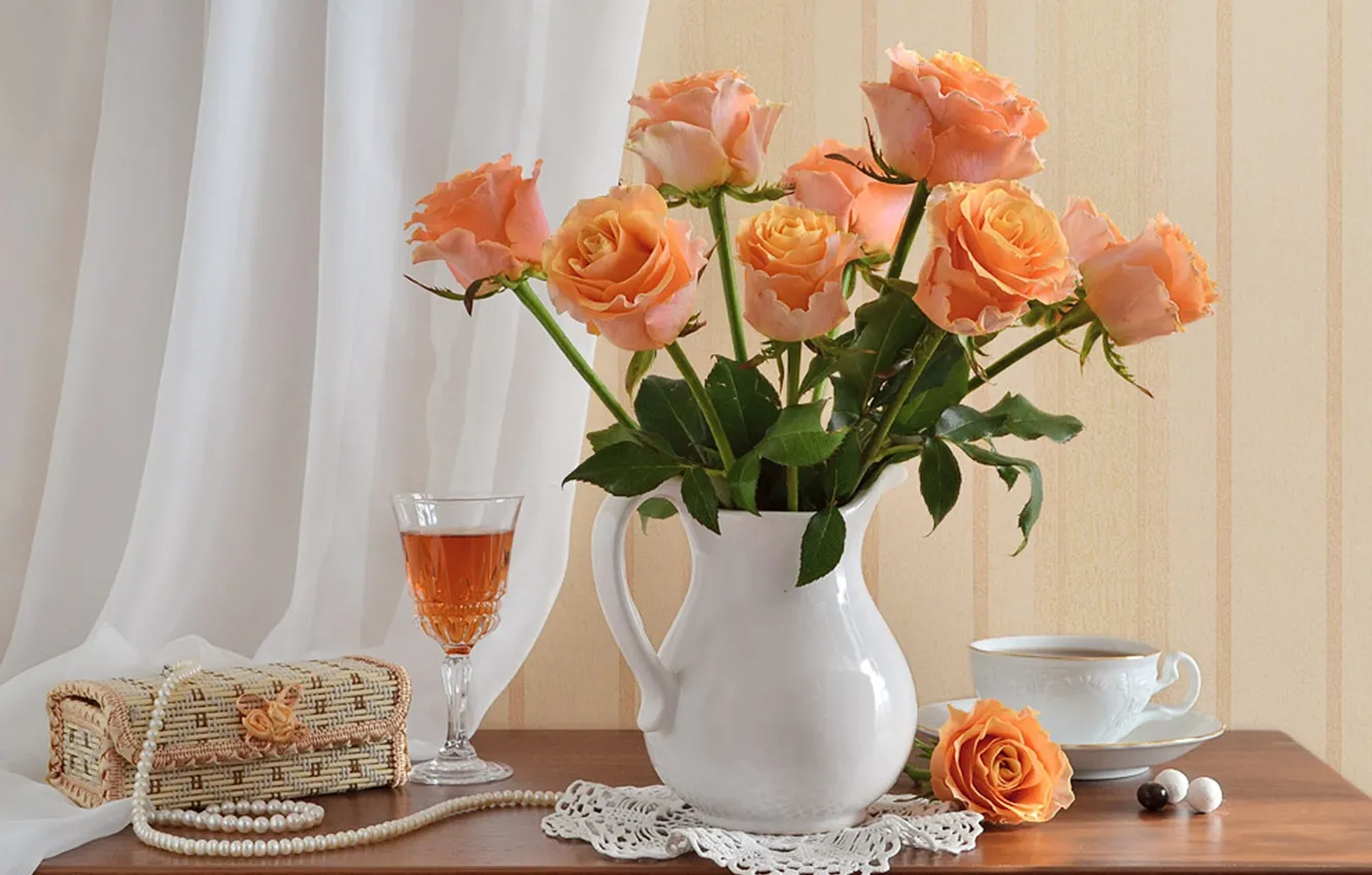 Фото обои бокал, шкатулка, ваза, glass, занавеска, vase, букет роз, curtain
