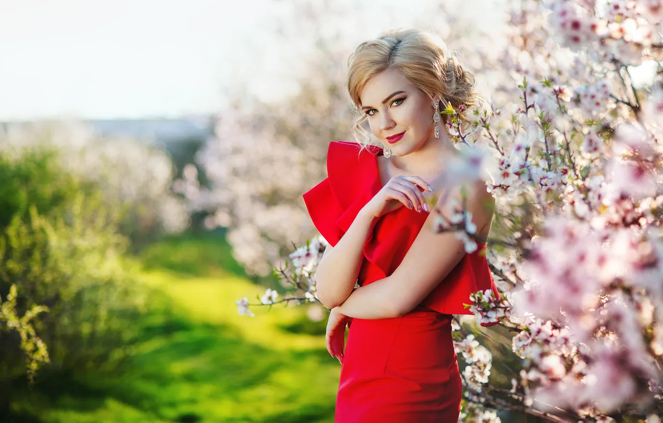 Фото обои девушка, свет, цветы, ветки, природа, поза, улыбка, поляна