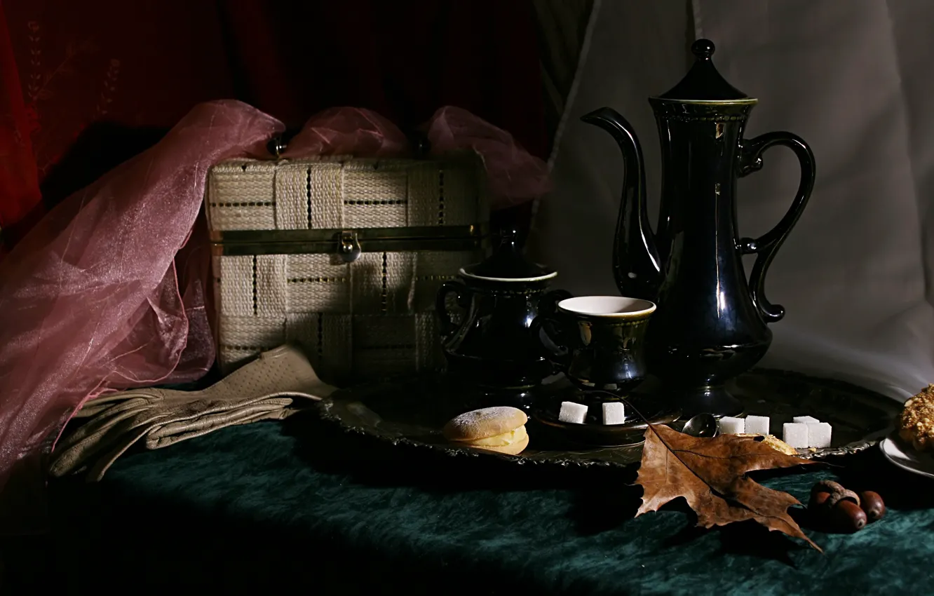 Фото обои осень, темный фон, листок, чайник, печенье, чаепитие, чашка, посуда