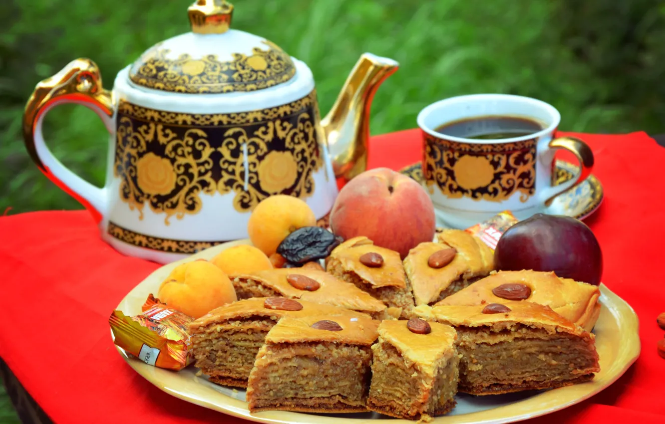 Фото обои чай, сладости, орехи, пахлава, медовая