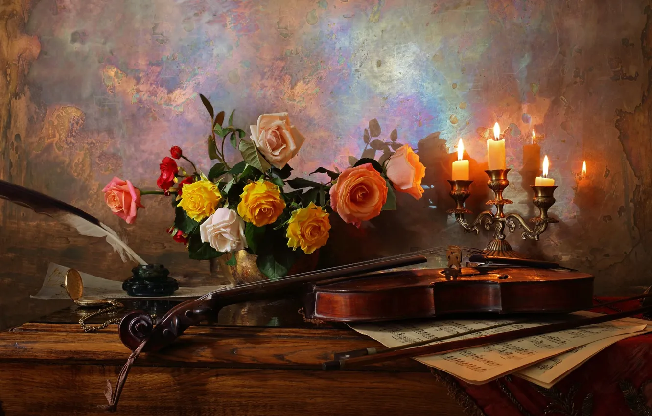 Фото обои цветы, ноты, перо, скрипка, розы, свечи, ваза, столик