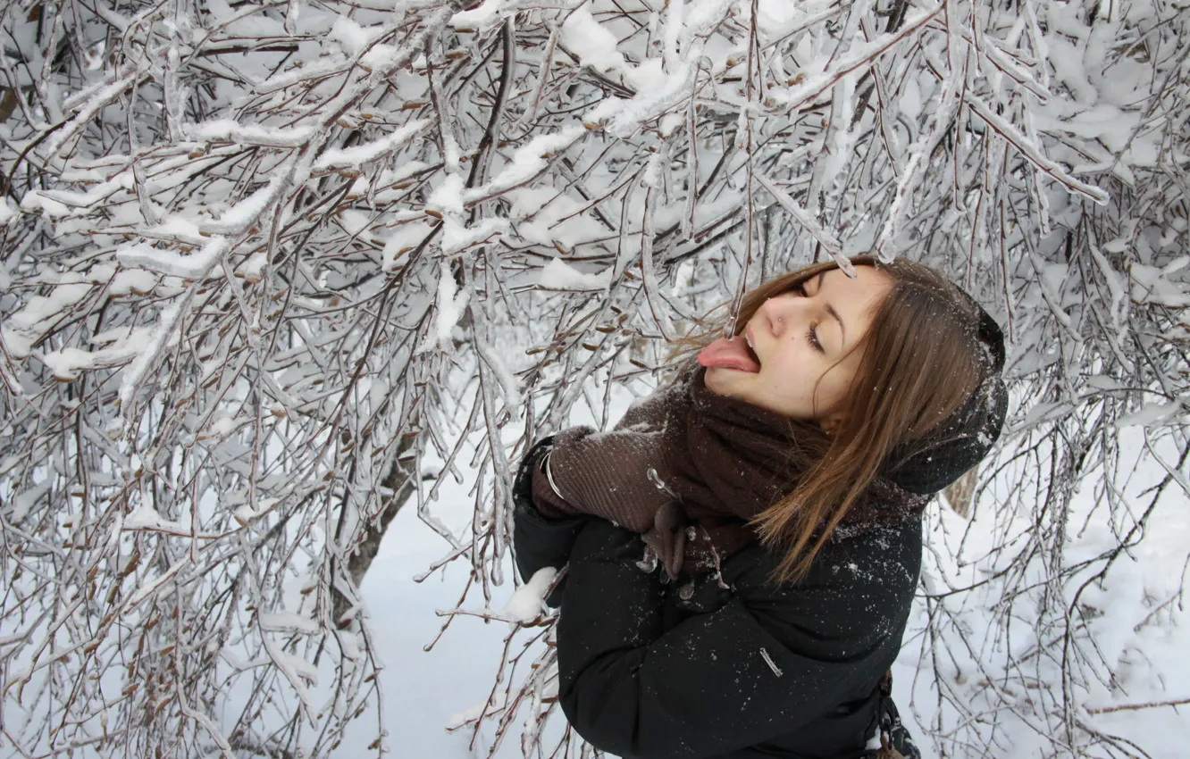 Фото обои зима, язык, девушка, настроение, сосулька, лижет