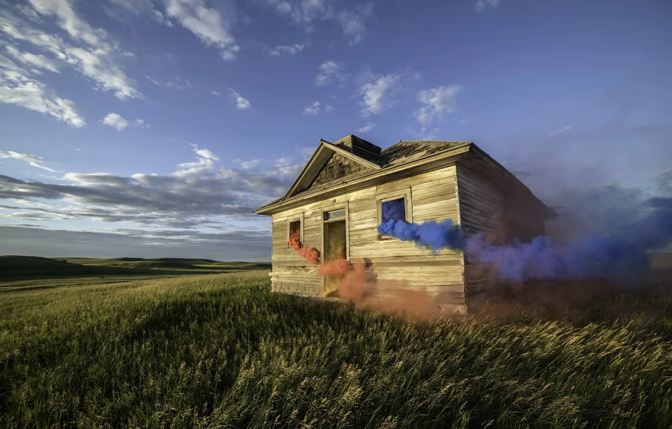 Фото обои поле, дым, дома