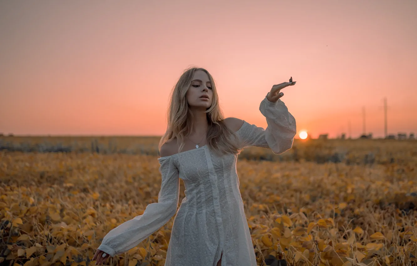 Фото обои ГОРИЗОНТ, НЕБО, СОЛНЦЕ, ПОЛЕ, ПЛАТЬЕ, САРАФАН, Фотограф Masha Raymers