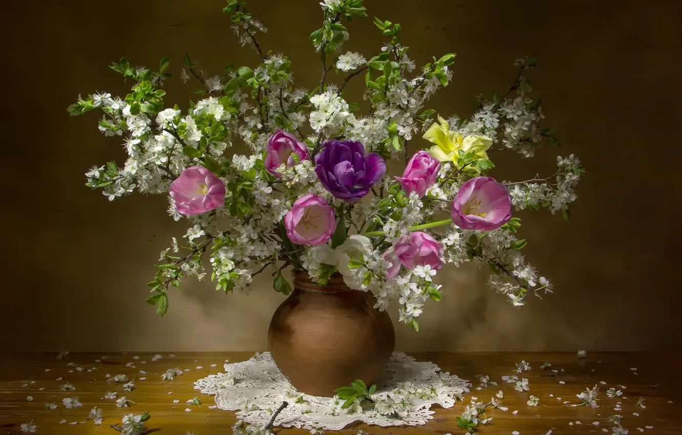 Фото обои цветы, ветки, вишня, стол, весна, лепестки, тюльпаны, ваза