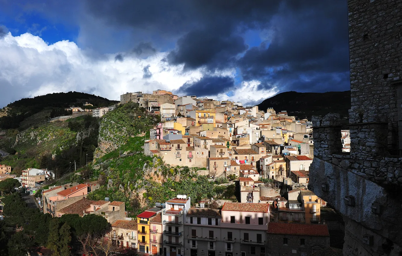 Фото обои небо, деревья, горы, тучи, скалы, дома, италия, Sicily