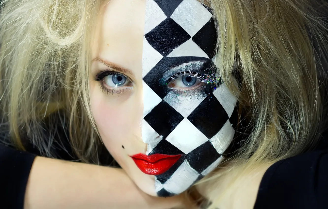 Фото обои взгляд, девушка, лицо, ресницы, макияж, блондинка, шахматная доска, грим