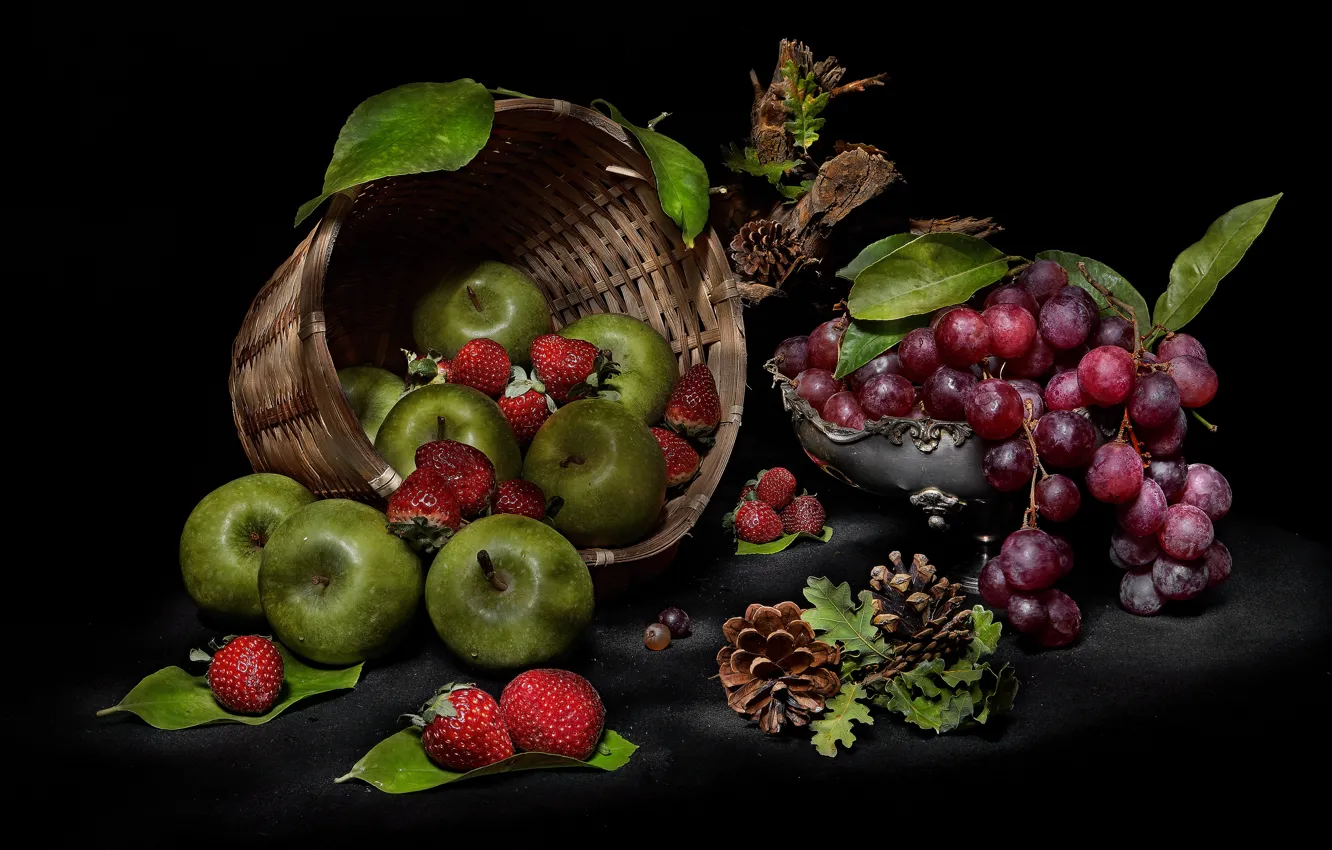 Фото обои ягоды, яблоки, еда, клубника, виноград, фрукты, черный фон, натюрморт