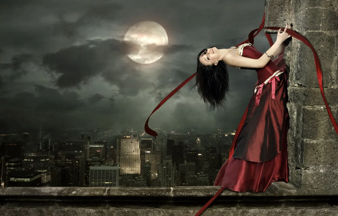 Фото обои девушка, ночь, город, стена, готика, луна, высота, красное платье