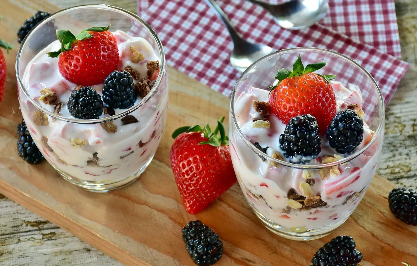 Фото обои ягоды, еда, клубника, мороженое, стаканы, орехи, десерт, ежевика