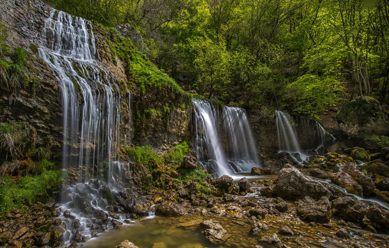 Фото обои зелень, лес, солнце, деревья, камни, Франция, водопад, Doriaz Waterfall