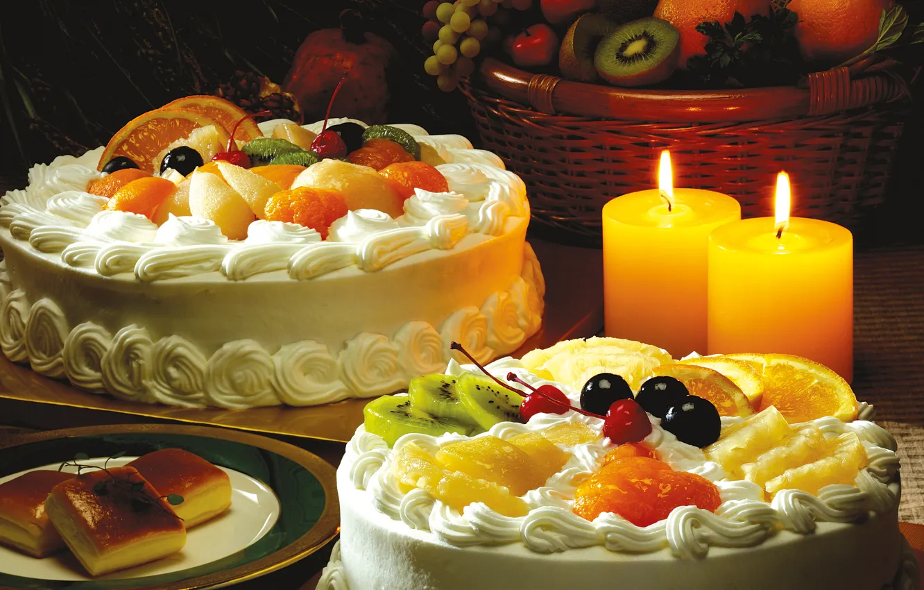 Фото обои стол, корзина, яблоки, апельсины, свечи, киви, виноград, фрукты