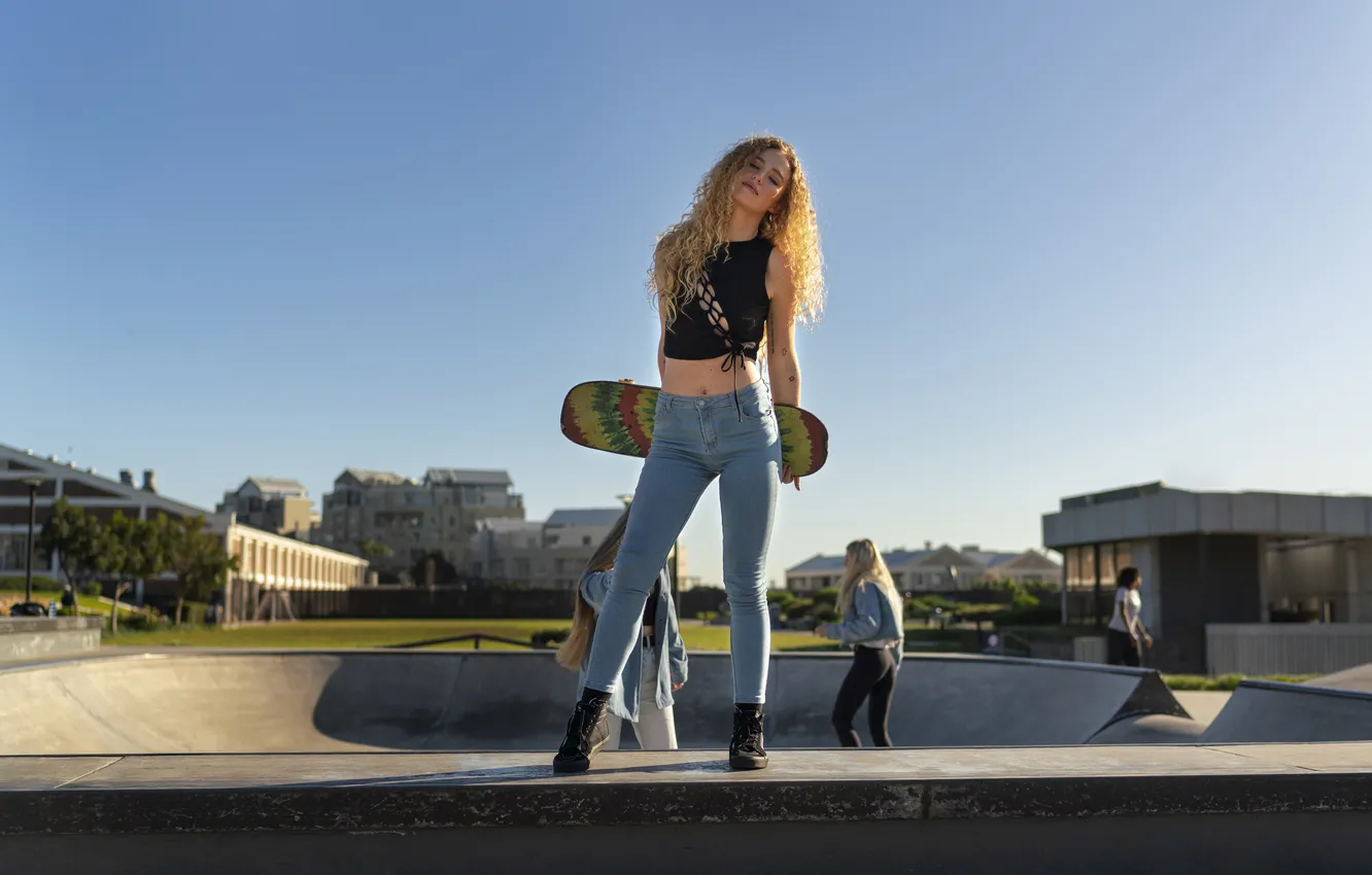 Фото обои colorful, girl, front, view, skateboard, holding