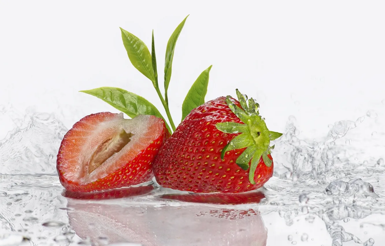 Фото обои вода, макро, ягоды, клубника, листочки